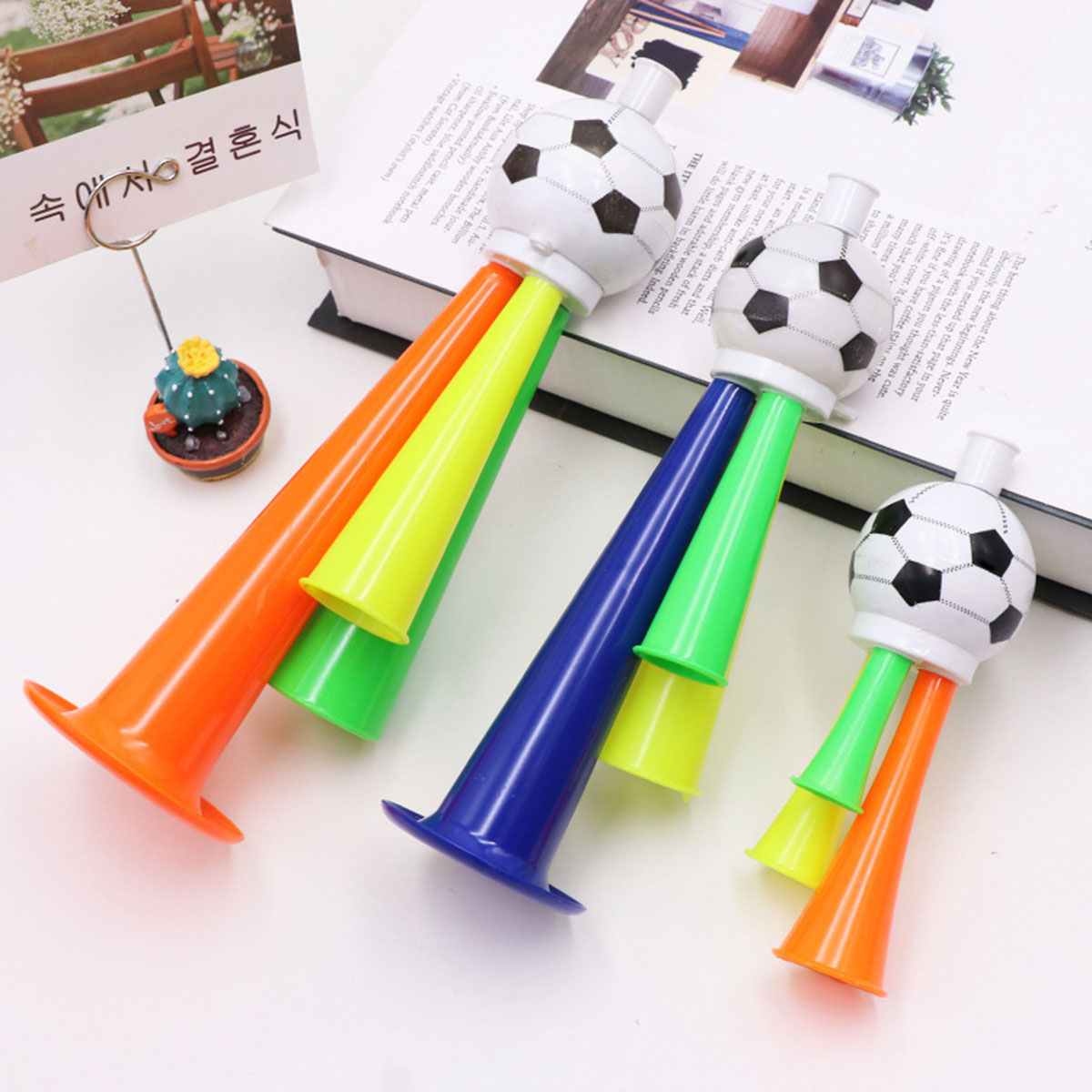 Party Games No Props - 3 個の 3 穴プラスチックサッカースタイルホーンクリエイティブパーティーよだれかけサウンド小道具パーティーボールゲーム活気のある雰囲気作成ツール